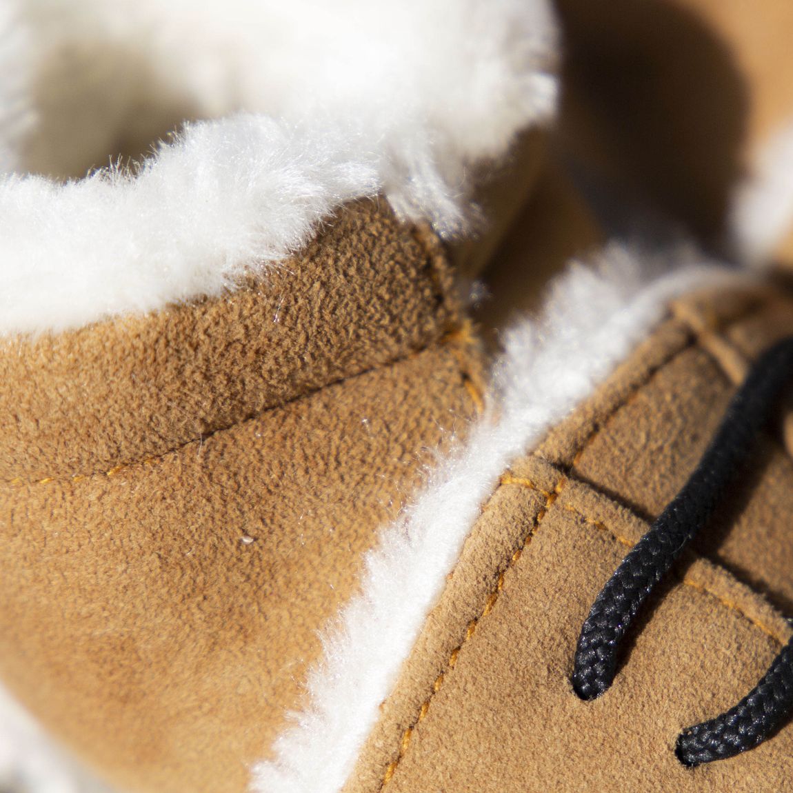 Baby schoentjes van suède – cognac detail